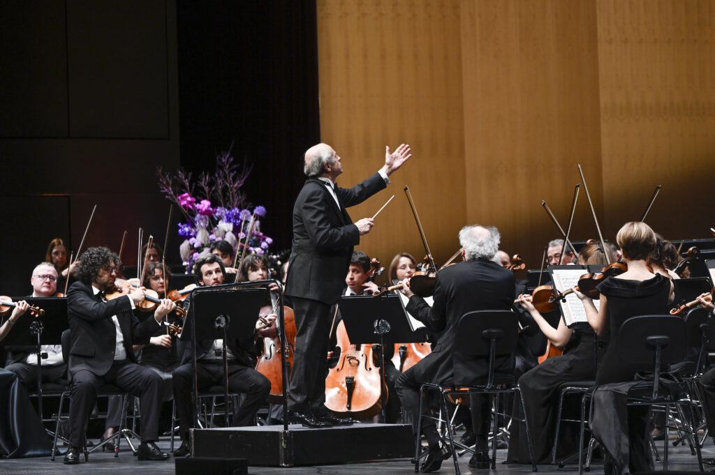Das Budapest Festival Orchestra (ML Iván Fischer) und derv Pianist Yefim Bronfman  während eines Konzertes am 18.2.24 im Festspielhaus Baden-Baden