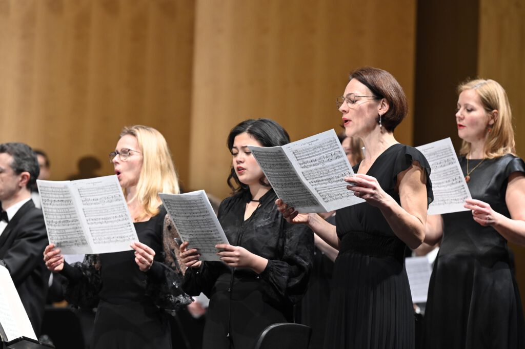 Das Budapest Festival Orchestra (ML Iván Fischer) Singen während eines Dr Wolfgang Schäuble gewidmeten Konzerts   am 18.2.24 im Festspielhaus Baden-Baden
